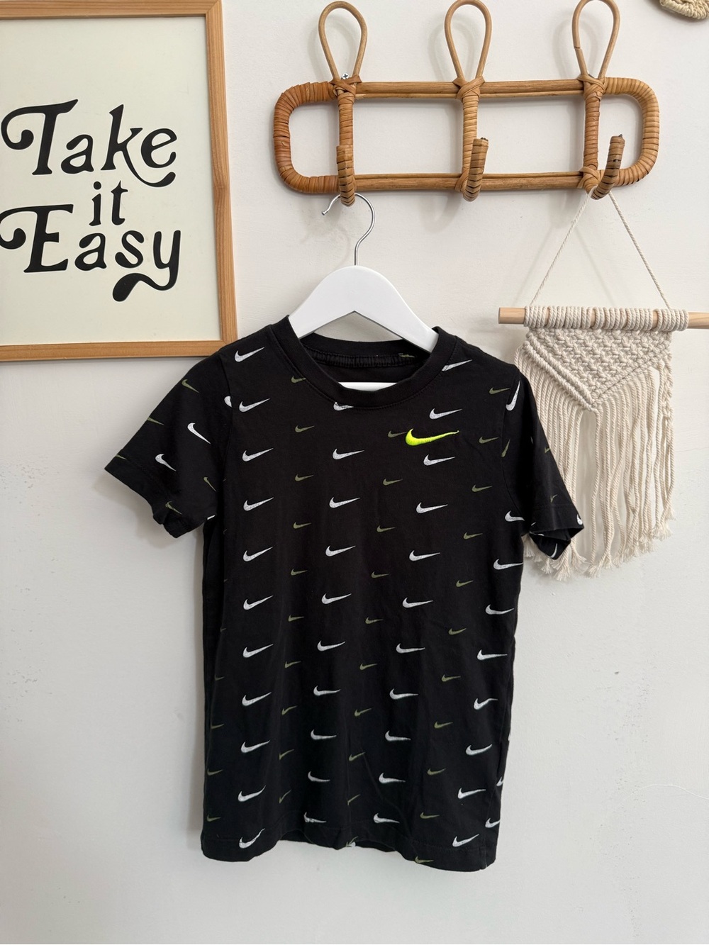 Nike - kids Small - neon all over logo tee